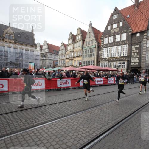 05.10.2025 - 20. swb-Marathon Bremen Yannick Fuchs http://msf.ph/oto/9309043 05.10.2025 11:10:37 Ziel 10146, 10440, 10441, 10442, 10980, 11342 meine-sportfotos.de