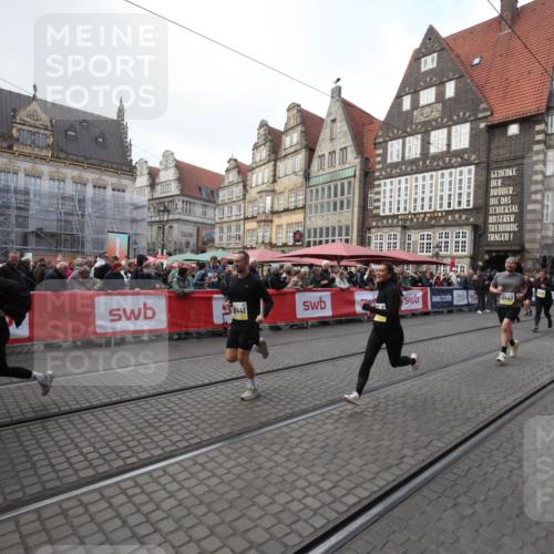 05.10.2025 - 20. swb-Marathon Bremen Yannick Fuchs http://msf.ph/oto/9309045 05.10.2025 11:10:37 Ziel 10146, 10440, 10441, 10442, 10980, 11342 meine-sportfotos.de
