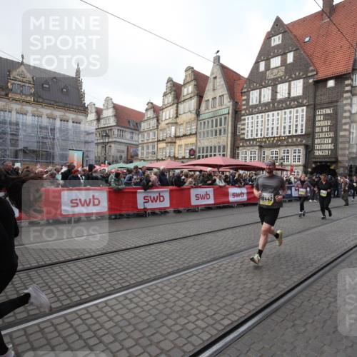 05.10.2025 - 20. swb-Marathon Bremen Yannick Fuchs http://msf.ph/oto/9309049 05.10.2025 11:10:38 Ziel 10146, 10440, 10441, 10442, 10980, 11240, 11342 meine-sportfotos.de