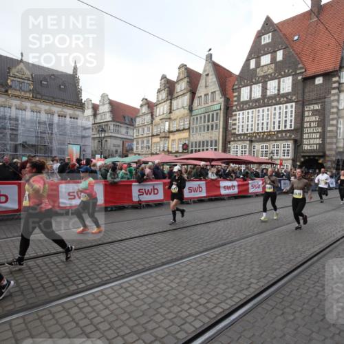 05.10.2025 - 20. swb-Marathon Bremen Yannick Fuchs http://msf.ph/oto/9309111 05.10.2025 11:11:22 Ziel 9011, 9386, 9479, 10183, 11158, 11568, 11578 meine-sportfotos.de