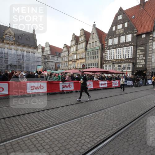 05.10.2025 - 20. swb-Marathon Bremen Yannick Fuchs http://msf.ph/oto/9309119 05.10.2025 11:11:36 Ziel 10320, 11030 meine-sportfotos.de