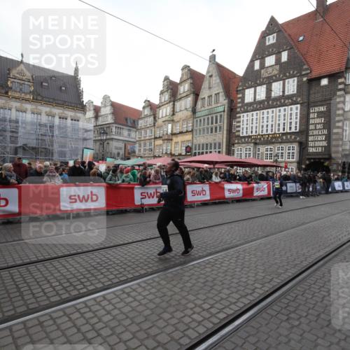 05.10.2025 - 20. swb-Marathon Bremen Yannick Fuchs http://msf.ph/oto/9309145 05.10.2025 11:11:56 Ziel 9648, 9784, 11563 meine-sportfotos.de