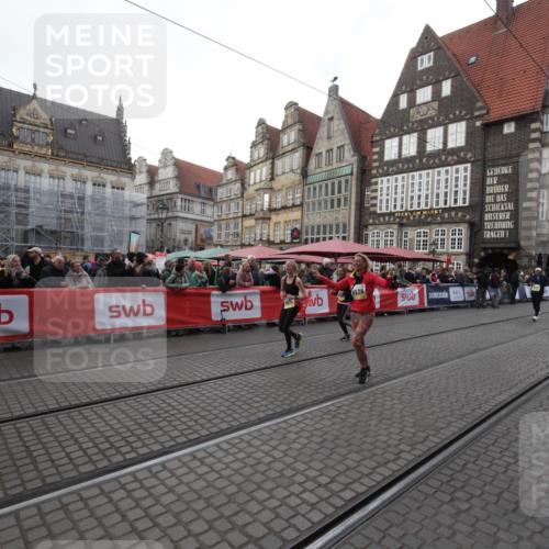 05.10.2025 - 20. swb-Marathon Bremen Yannick Fuchs http://msf.ph/oto/9309167 05.10.2025 11:12:13 Ziel 9526, 9675, 10463 meine-sportfotos.de