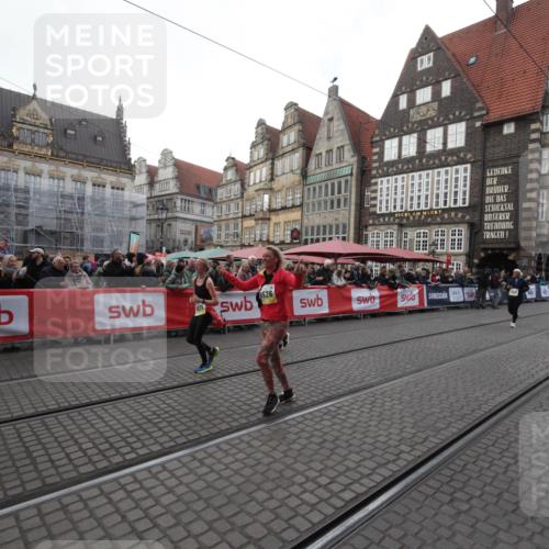 05.10.2025 - 20. swb-Marathon Bremen Yannick Fuchs http://msf.ph/oto/9309169 05.10.2025 11:12:14 Ziel 9526, 9675, 9911, 10463 meine-sportfotos.de
