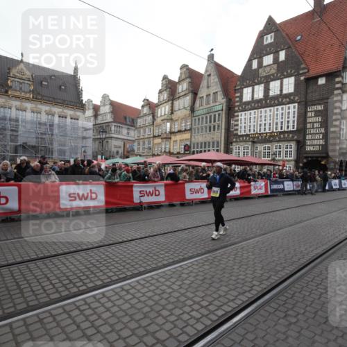 05.10.2025 - 20. swb-Marathon Bremen Yannick Fuchs http://msf.ph/oto/9309171 05.10.2025 11:12:17 Ziel 9911 meine-sportfotos.de