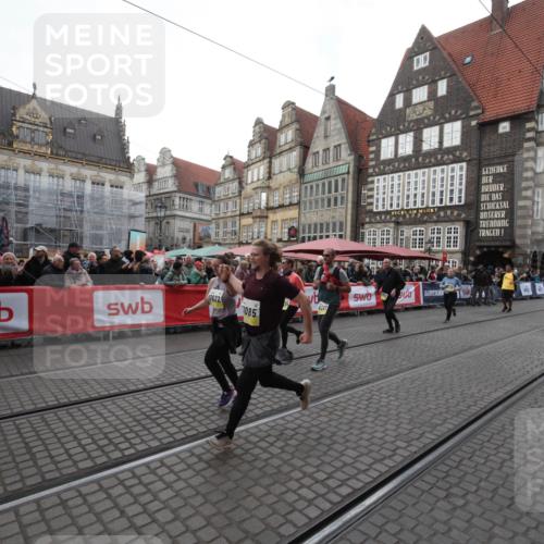 05.10.2025 - 20. swb-Marathon Bremen Yannick Fuchs http://msf.ph/oto/9309175 05.10.2025 11:12:24 Ziel 9373, 9374, 10622, 10899, 11085, 11535 meine-sportfotos.de