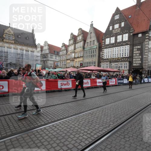 05.10.2025 - 20. swb-Marathon Bremen Yannick Fuchs http://msf.ph/oto/9309177 05.10.2025 11:12:26 Ziel 9373, 9374, 10899, 11535 meine-sportfotos.de