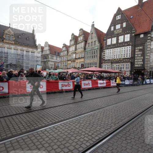 05.10.2025 - 20. swb-Marathon Bremen Yannick Fuchs http://msf.ph/oto/9309179 05.10.2025 11:12:27 Ziel 9373, 9374, 10899, 11535 meine-sportfotos.de