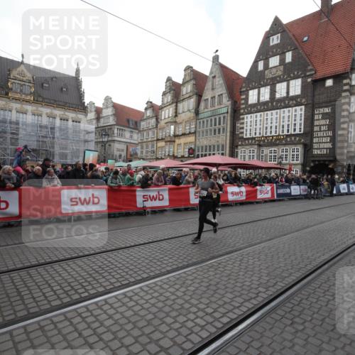 05.10.2025 - 20. swb-Marathon Bremen Yannick Fuchs http://msf.ph/oto/9309183 05.10.2025 11:12:35 Ziel 9736, 10282 meine-sportfotos.de