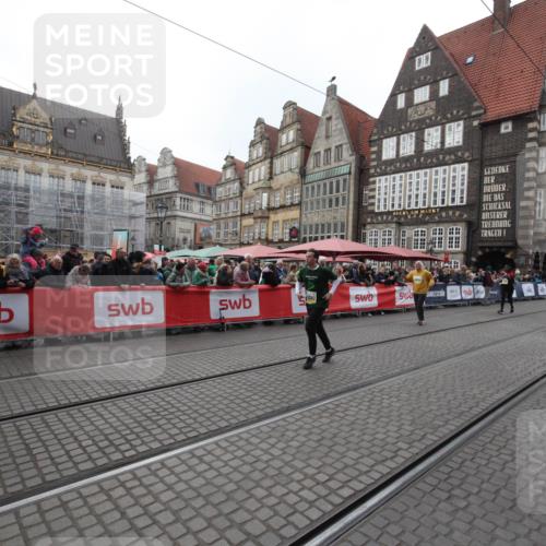 05.10.2025 - 20. swb-Marathon Bremen Yannick Fuchs http://msf.ph/oto/9309198 05.10.2025 11:13:07 Ziel 10041, 11170, 11494 meine-sportfotos.de