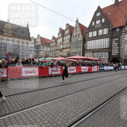 05.10.2025 - 20. swb-Marathon Bremen Yannick Fuchs http://msf.ph/oto/9309208 05.10.2025 11:13:36 Ziel 10273, 11117, 11367 meine-sportfotos.de