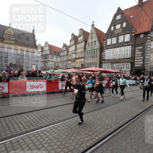 05.10.2025 - 20. swb-Marathon Bremen Yannick Fuchs http://msf.ph/oto/9309215 05.10.2025 11:13:48 Ziel 9242, 9899, 10040, 10364, 10574, 10705, 10707, 10957, 11060, 11068, 11264, 11385 meine-sportfotos.de