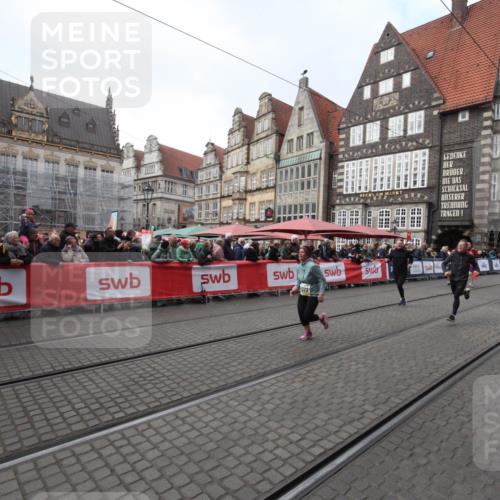 05.10.2025 - 20. swb-Marathon Bremen Yannick Fuchs http://msf.ph/oto/9309270 05.10.2025 11:14:35 Ziel 10292, 11072, 11139 meine-sportfotos.de