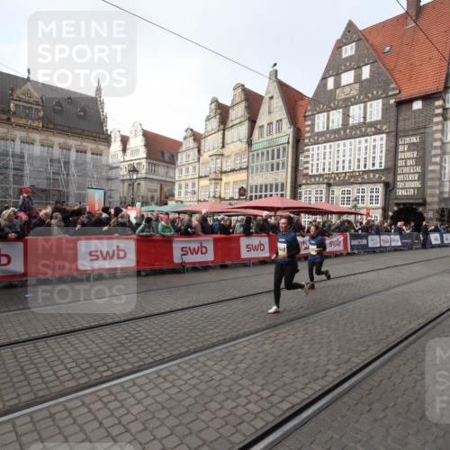 05.10.2025 - 20. swb-Marathon Bremen Yannick Fuchs http://msf.ph/oto/9309286 05.10.2025 11:14:55 Ziel 9303, 11448 meine-sportfotos.de