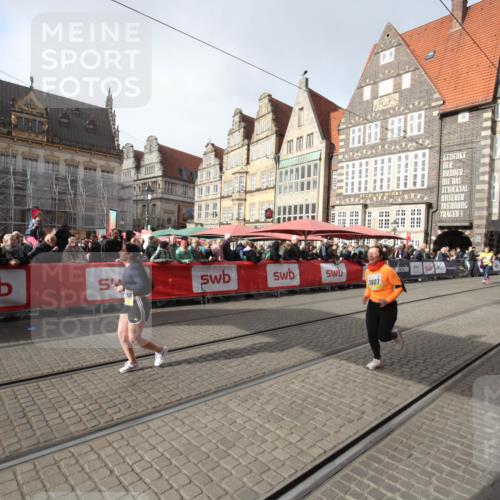 05.10.2025 - 20. swb-Marathon Bremen Yannick Fuchs http://msf.ph/oto/9309297 05.10.2025 11:15:02 Ziel 10496, 11345, 11607 meine-sportfotos.de