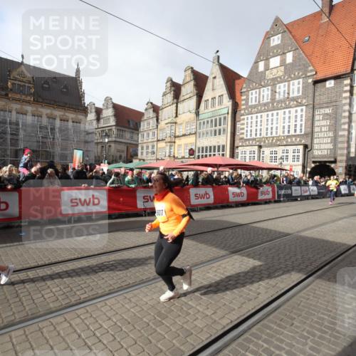 05.10.2025 - 20. swb-Marathon Bremen Yannick Fuchs http://msf.ph/oto/9309299 05.10.2025 11:15:03 Ziel 10496, 11345, 11607 meine-sportfotos.de