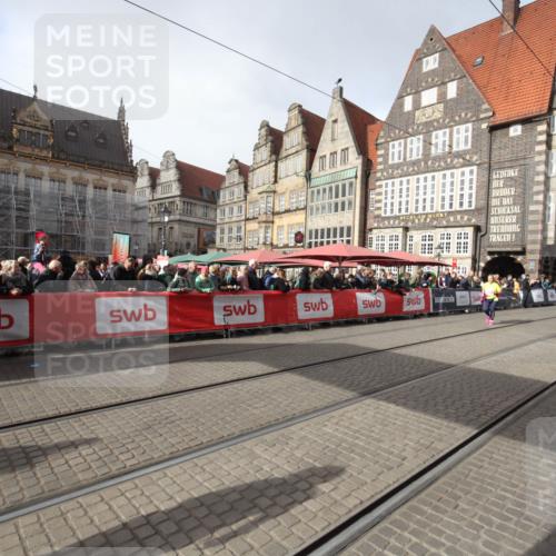 05.10.2025 - 20. swb-Marathon Bremen Yannick Fuchs http://msf.ph/oto/9309301 05.10.2025 11:15:03 Ziel 10496, 11345, 11607 meine-sportfotos.de