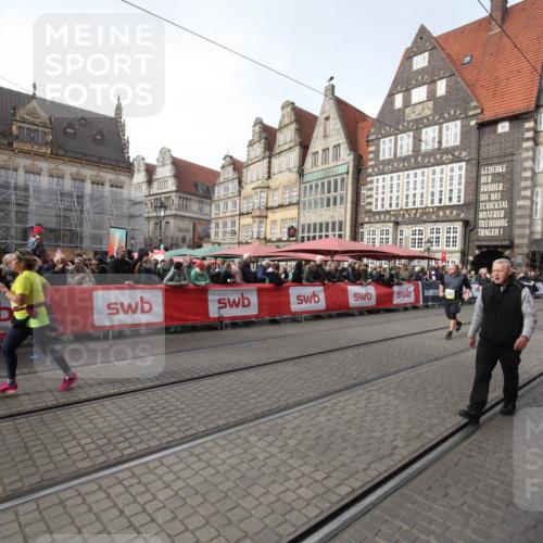 05.10.2025 - 20. swb-Marathon Bremen Yannick Fuchs http://msf.ph/oto/9309319 05.10.2025 11:15:08 Ziel 10496, 10647, 11107 meine-sportfotos.de