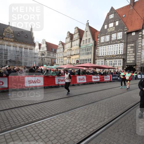 05.10.2025 - 20. swb-Marathon Bremen Yannick Fuchs http://msf.ph/oto/9309348 05.10.2025 11:15:35 Ziel 8844, 11112, 11113 meine-sportfotos.de