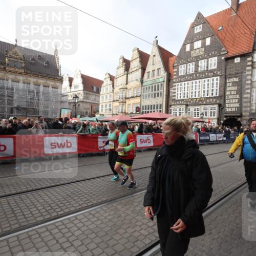 05.10.2025 - 20. swb-Marathon Bremen Yannick Fuchs http://msf.ph/oto/9309353 05.10.2025 11:15:37 Ziel 8844, 11112, 11113 meine-sportfotos.de
