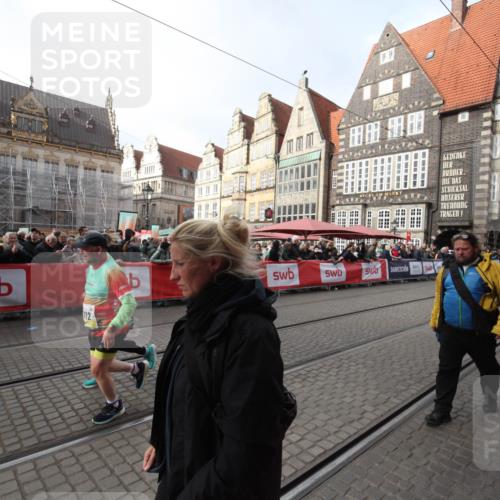 05.10.2025 - 20. swb-Marathon Bremen Yannick Fuchs http://msf.ph/oto/9309355 05.10.2025 11:15:38 Ziel 11112, 11113 meine-sportfotos.de