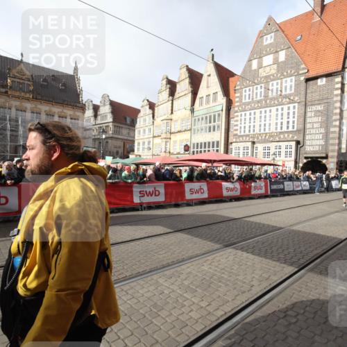 05.10.2025 - 20. swb-Marathon Bremen Yannick Fuchs http://msf.ph/oto/9309369 05.10.2025 11:15:41 Ziel 9567 meine-sportfotos.de