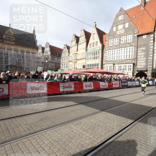 05.10.2025 - 20. swb-Marathon Bremen Yannick Fuchs http://msf.ph/oto/9309377 05.10.2025 11:15:42 Ziel 9567 meine-sportfotos.de
