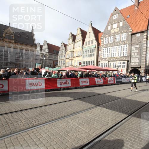 05.10.2025 - 20. swb-Marathon Bremen Yannick Fuchs http://msf.ph/oto/9309379 05.10.2025 11:15:42 Ziel 9567 meine-sportfotos.de