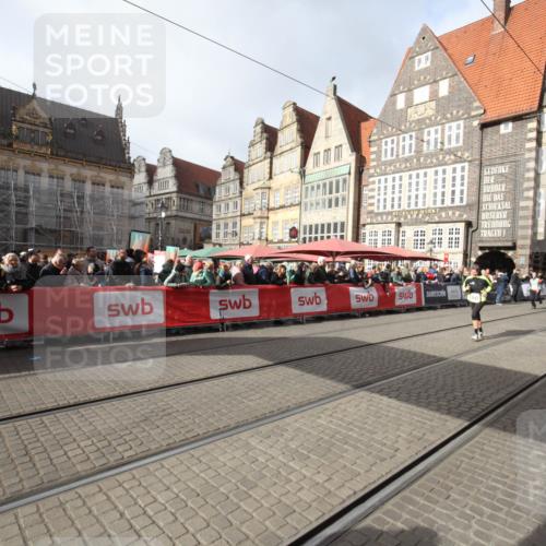 05.10.2025 - 20. swb-Marathon Bremen Yannick Fuchs http://msf.ph/oto/9309382 05.10.2025 11:15:42 Ziel 9567 meine-sportfotos.de