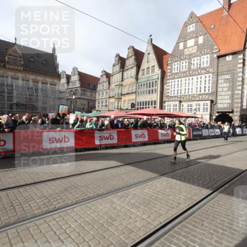05.10.2025 - 20. swb-Marathon Bremen Yannick Fuchs http://msf.ph/oto/9309389 05.10.2025 11:15:43 Ziel 9567, 11440 meine-sportfotos.de