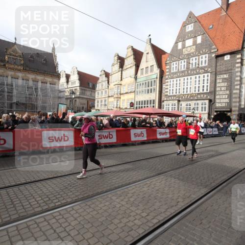 05.10.2025 - 20. swb-Marathon Bremen Yannick Fuchs http://msf.ph/oto/9309438 05.10.2025 11:16:03 Ziel 8476, 10355, 10831, 10846, 11375 meine-sportfotos.de