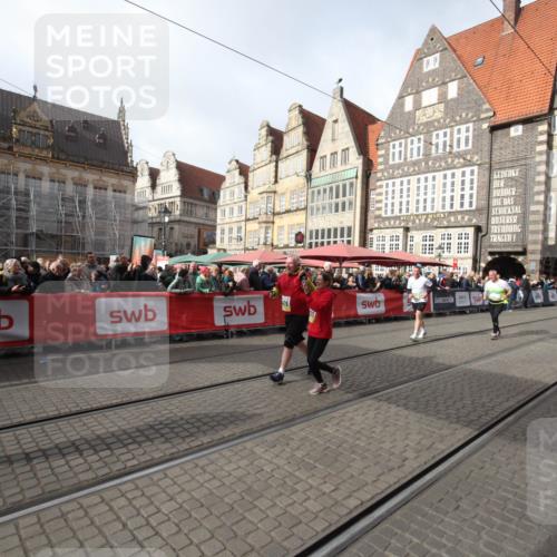 05.10.2025 - 20. swb-Marathon Bremen Yannick Fuchs http://msf.ph/oto/9309445 05.10.2025 11:16:04 Ziel 8476, 10355, 10831, 10846, 11375 meine-sportfotos.de