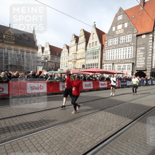 05.10.2025 - 20. swb-Marathon Bremen Yannick Fuchs http://msf.ph/oto/9309446 05.10.2025 11:16:05 Ziel 8476, 10831, 10846, 11375 meine-sportfotos.de