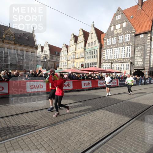 05.10.2025 - 20. swb-Marathon Bremen Yannick Fuchs http://msf.ph/oto/9309447 05.10.2025 11:16:05 Ziel 8476, 10831, 10846, 11375 meine-sportfotos.de