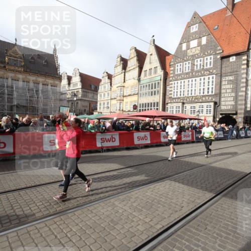 05.10.2025 - 20. swb-Marathon Bremen Yannick Fuchs http://msf.ph/oto/9309449 05.10.2025 11:16:05 Ziel 8476, 10831, 10846, 11375 meine-sportfotos.de