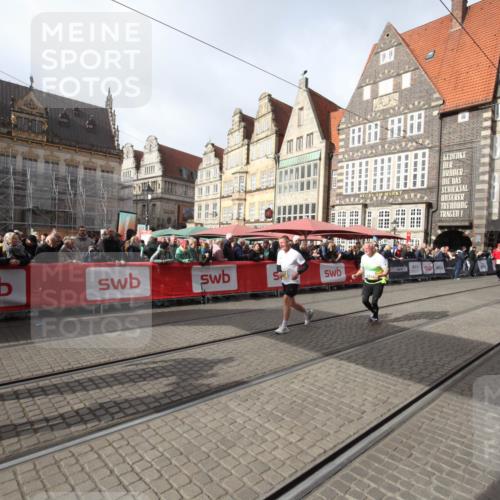 05.10.2025 - 20. swb-Marathon Bremen Yannick Fuchs http://msf.ph/oto/9309455 05.10.2025 11:16:06 Ziel 8476, 10831, 10846, 11375 meine-sportfotos.de