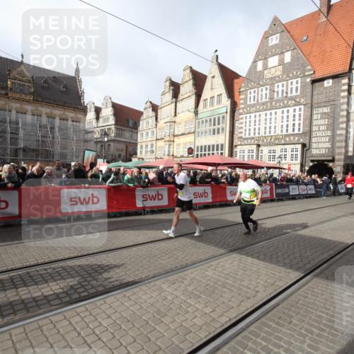 05.10.2025 - 20. swb-Marathon Bremen Yannick Fuchs http://msf.ph/oto/9309457 05.10.2025 11:16:07 Ziel 10831, 10846 meine-sportfotos.de