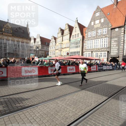 05.10.2025 - 20. swb-Marathon Bremen Yannick Fuchs http://msf.ph/oto/9309459 05.10.2025 11:16:07 Ziel 10831, 10846 meine-sportfotos.de