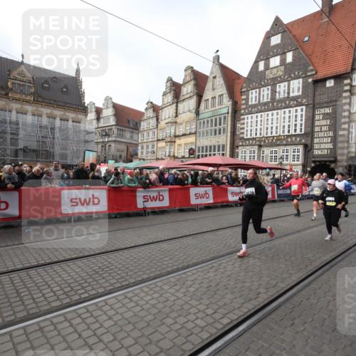 05.10.2025 - 20. swb-Marathon Bremen Yannick Fuchs http://msf.ph/oto/9309524 05.10.2025 11:16:17 Ziel 9679, 10339, 10340, 10564, 11247, 11378 meine-sportfotos.de