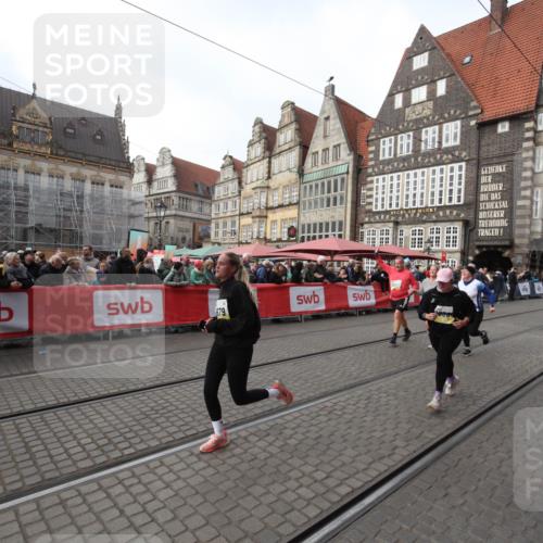 05.10.2025 - 20. swb-Marathon Bremen Yannick Fuchs http://msf.ph/oto/9309528 05.10.2025 11:16:18 Ziel 7110, 9679, 10339, 10340, 10564, 11247, 11378 meine-sportfotos.de