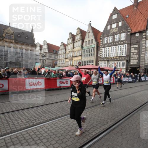 05.10.2025 - 20. swb-Marathon Bremen Yannick Fuchs http://msf.ph/oto/9309529 05.10.2025 11:16:19 Ziel 7110, 10339, 10340, 10564, 11247, 11378 meine-sportfotos.de