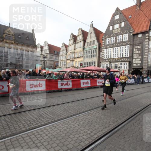 05.10.2025 - 20. swb-Marathon Bremen Yannick Fuchs http://msf.ph/oto/9309539 05.10.2025 11:16:28 Ziel 10023, 10083, 10379, 10450, 11029, 11358 meine-sportfotos.de