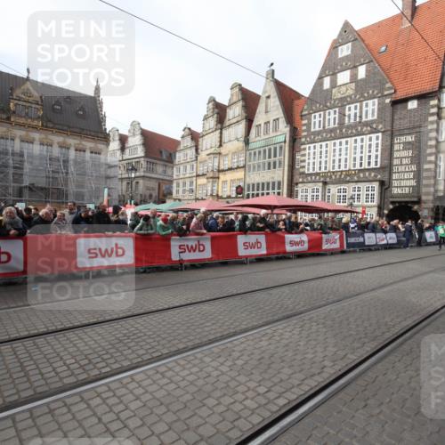 05.10.2025 - 20. swb-Marathon Bremen Yannick Fuchs http://msf.ph/oto/9309563 05.10.2025 11:16:36 Ziel 9563 meine-sportfotos.de