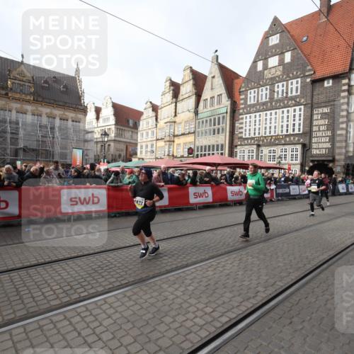 05.10.2025 - 20. swb-Marathon Bremen Yannick Fuchs http://msf.ph/oto/9309657 05.10.2025 11:17:00 Ziel 9698, 9838, 10728, 10736, 10752 meine-sportfotos.de