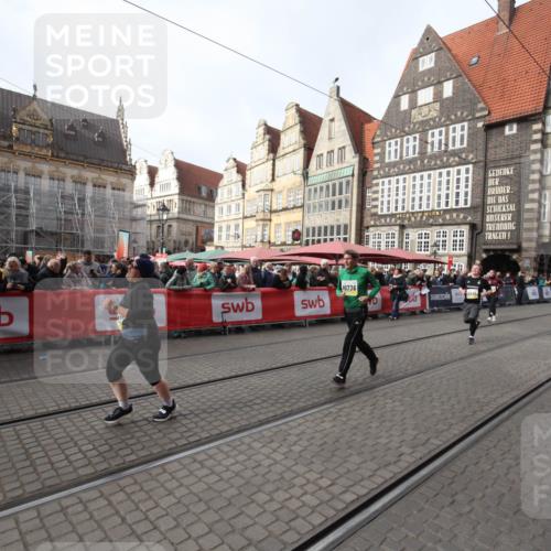 05.10.2025 - 20. swb-Marathon Bremen Yannick Fuchs http://msf.ph/oto/9309659 05.10.2025 11:17:01 Ziel 9698, 9838, 10728, 10736, 10752 meine-sportfotos.de