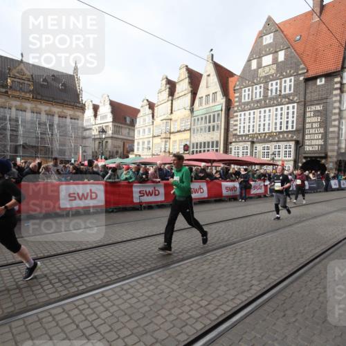 05.10.2025 - 20. swb-Marathon Bremen Yannick Fuchs http://msf.ph/oto/9309661 05.10.2025 11:17:01 Ziel 9698, 9838, 10728, 10736, 10752 meine-sportfotos.de