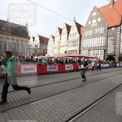 05.10.2025 - 20. swb-Marathon Bremen Yannick Fuchs http://msf.ph/oto/9309668 05.10.2025 11:17:02 Ziel 9698, 10728, 10736, 10752 meine-sportfotos.de
