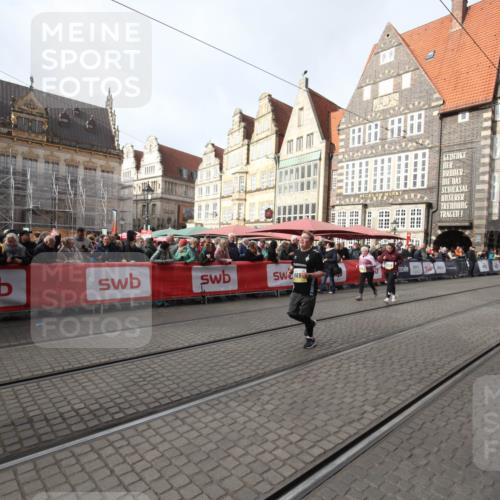 05.10.2025 - 20. swb-Marathon Bremen Yannick Fuchs http://msf.ph/oto/9309669 05.10.2025 11:17:02 Ziel 9698, 10728, 10736, 10752 meine-sportfotos.de