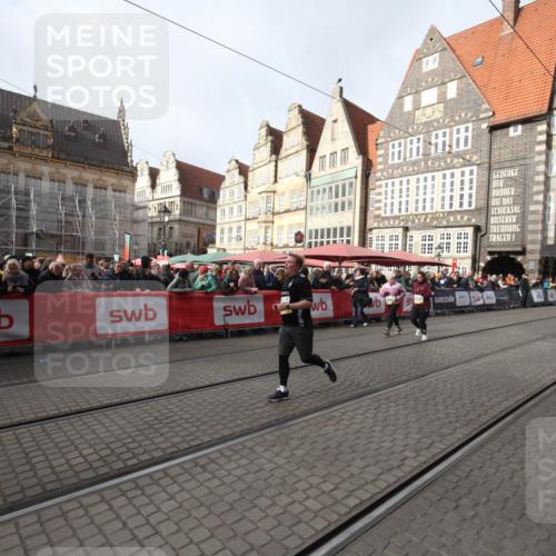 05.10.2025 - 20. swb-Marathon Bremen Yannick Fuchs http://msf.ph/oto/9309670 05.10.2025 11:17:02 Ziel 9698, 10728, 10736, 10752 meine-sportfotos.de