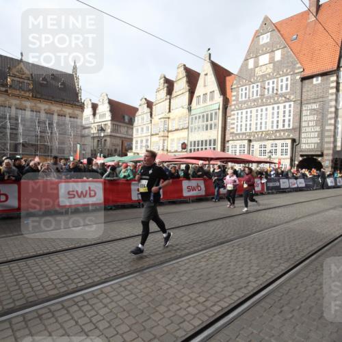 05.10.2025 - 20. swb-Marathon Bremen Yannick Fuchs http://msf.ph/oto/9309671 05.10.2025 11:17:03 Ziel 9698, 10728, 10752 meine-sportfotos.de
